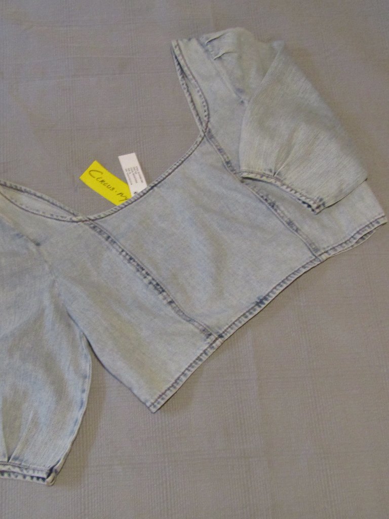 Denim Crop Top With Puffed Sleeves — image 3 of 8